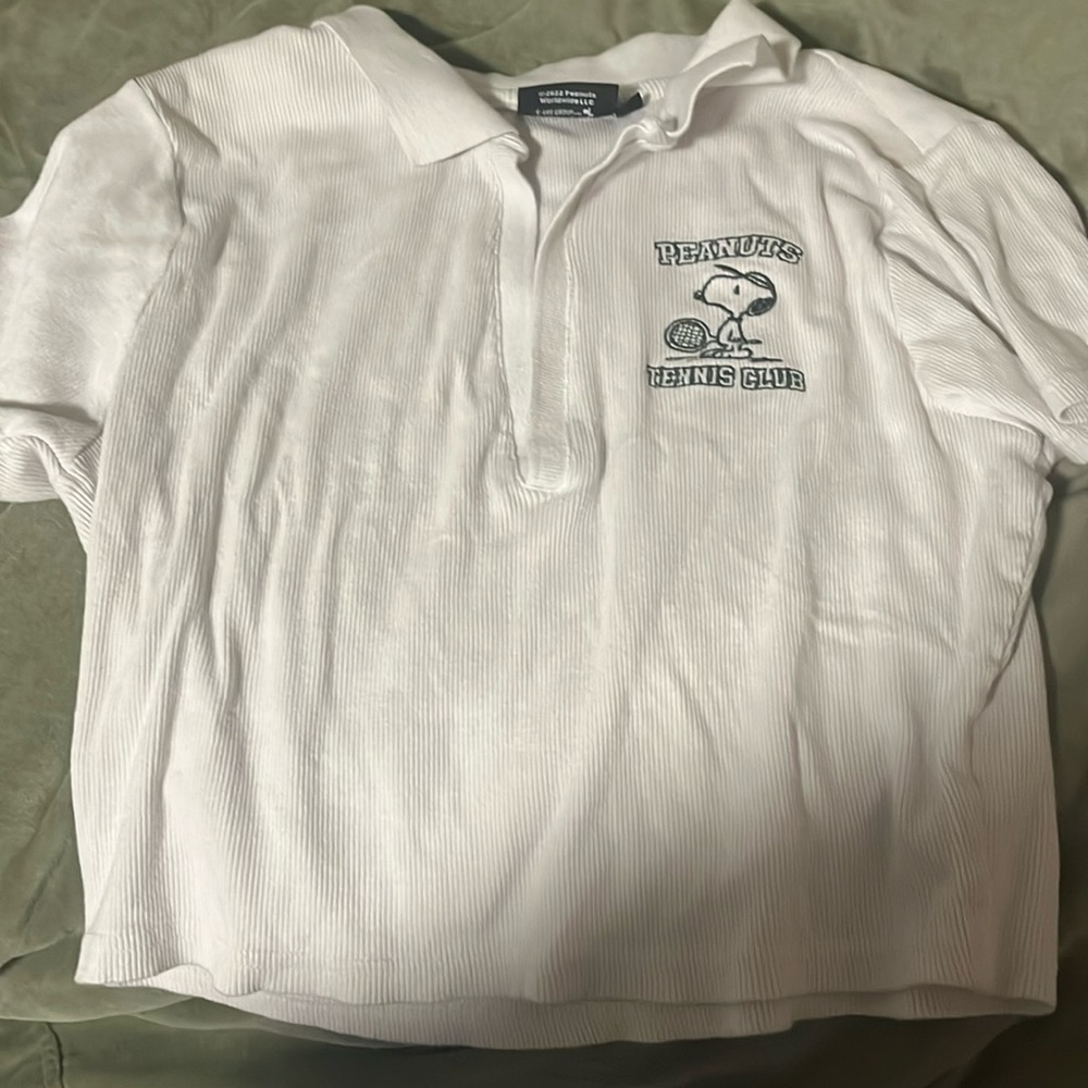 White cropped tee with a collar and snoopy logo